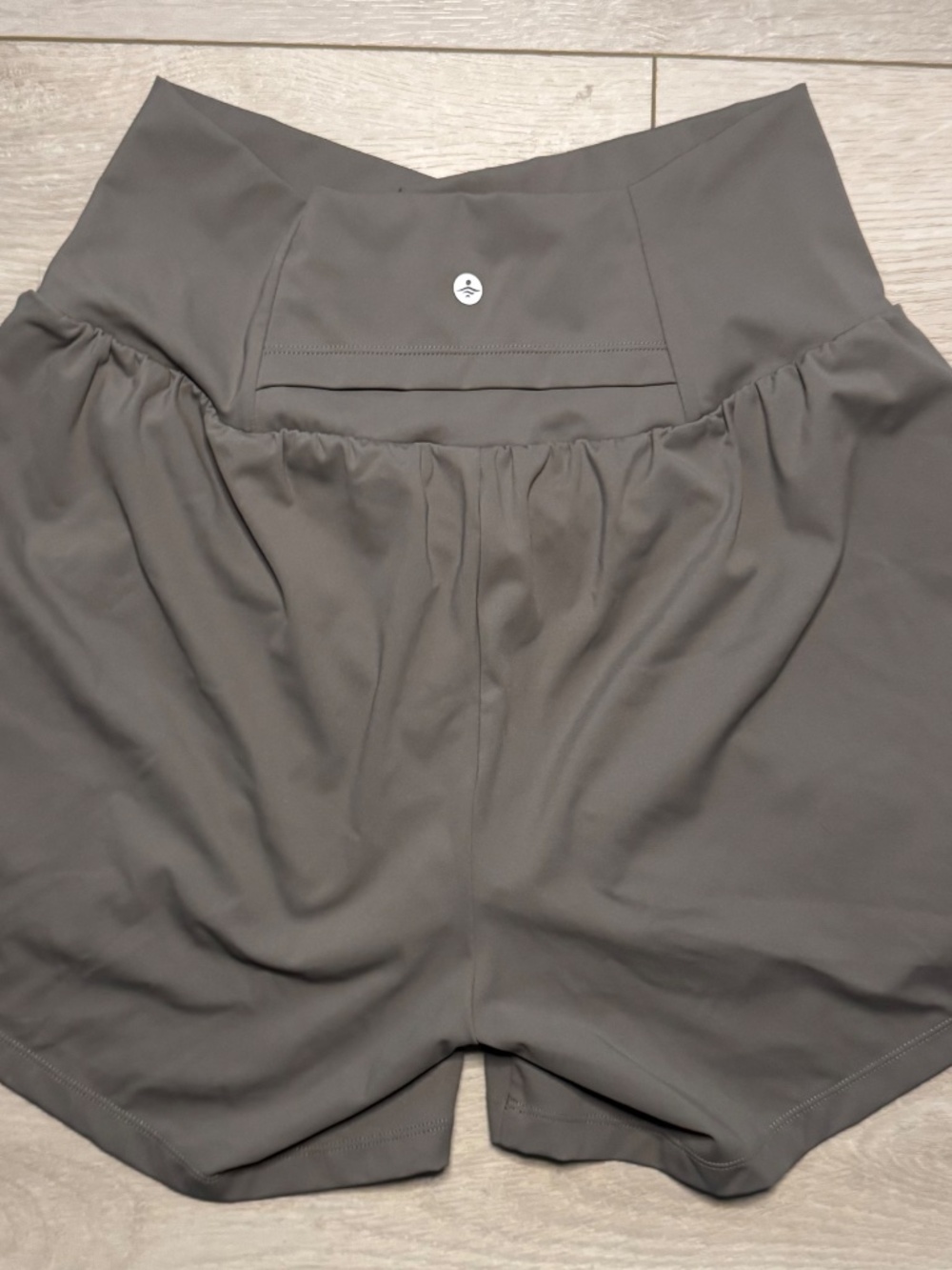NWT Halara Softlyzero Airy Shorts Womens L Long Beige - Picture 2 of 4